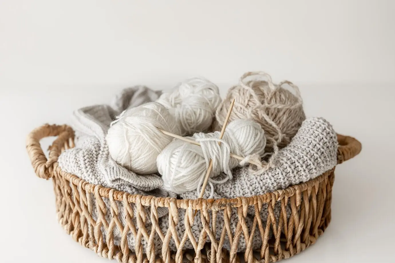 Nahaufnahme eines Korbes mit Garnfäden zum Stricken.