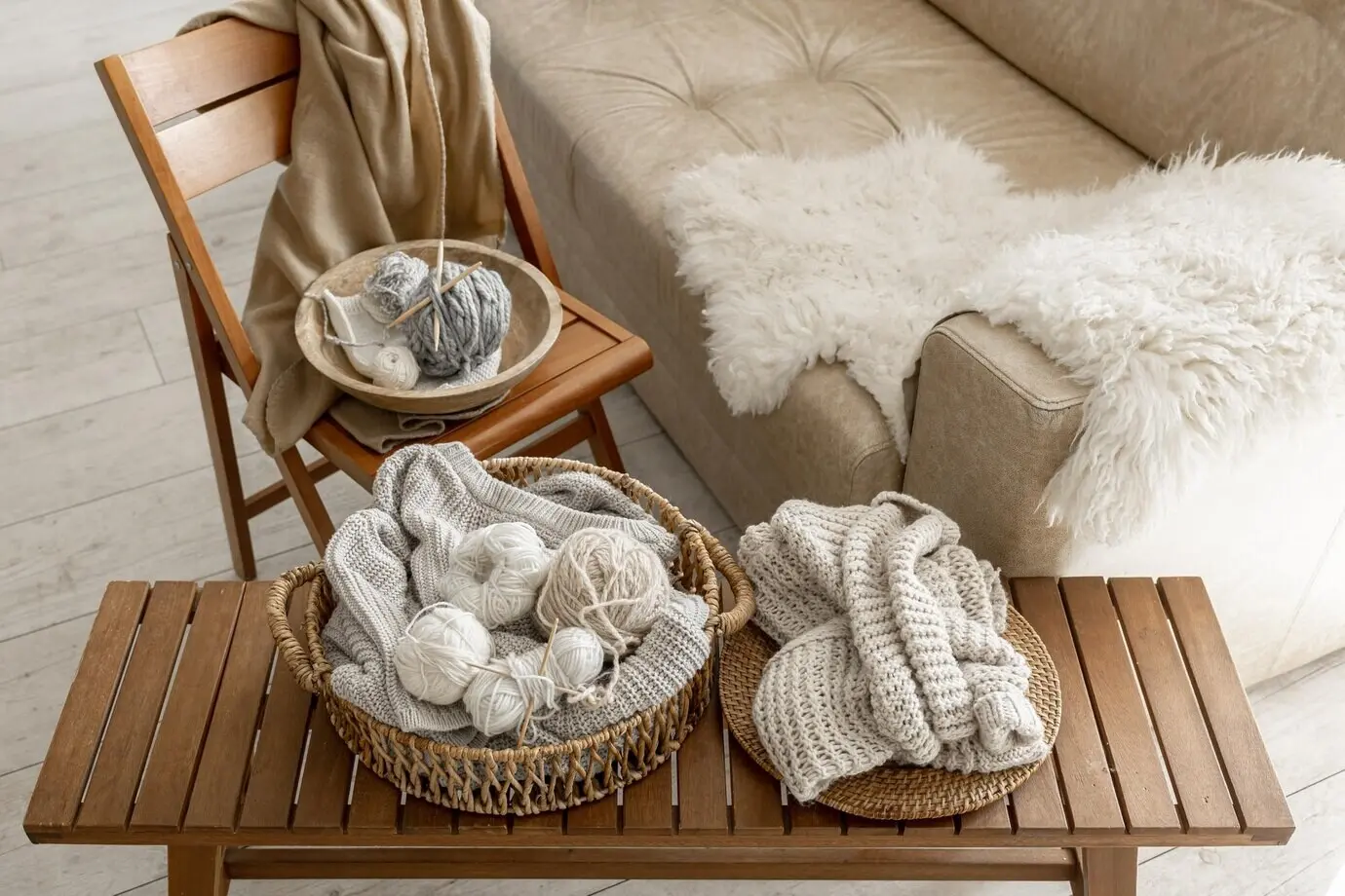 Fäden zum Stricken im Interieur des Zimmers, eine gemütliche Komposition mit Garn.