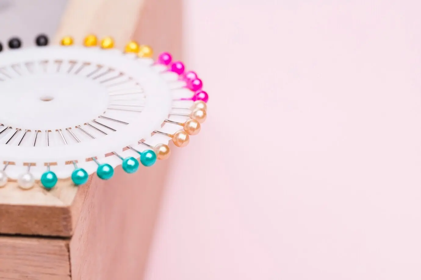 Weiße Nadelbox mit farbigen Nadeln